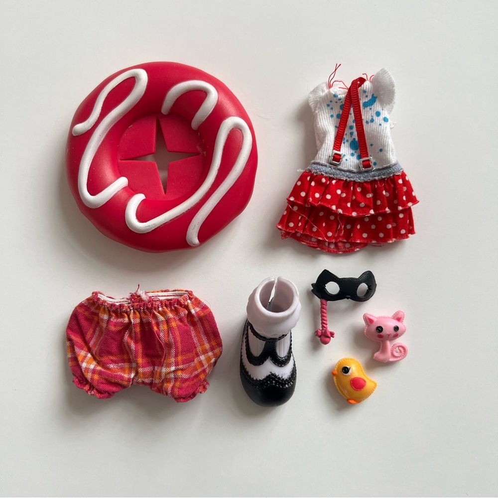 Assorted Lalaloopsy doll items (shoe, clothes, pets etc)